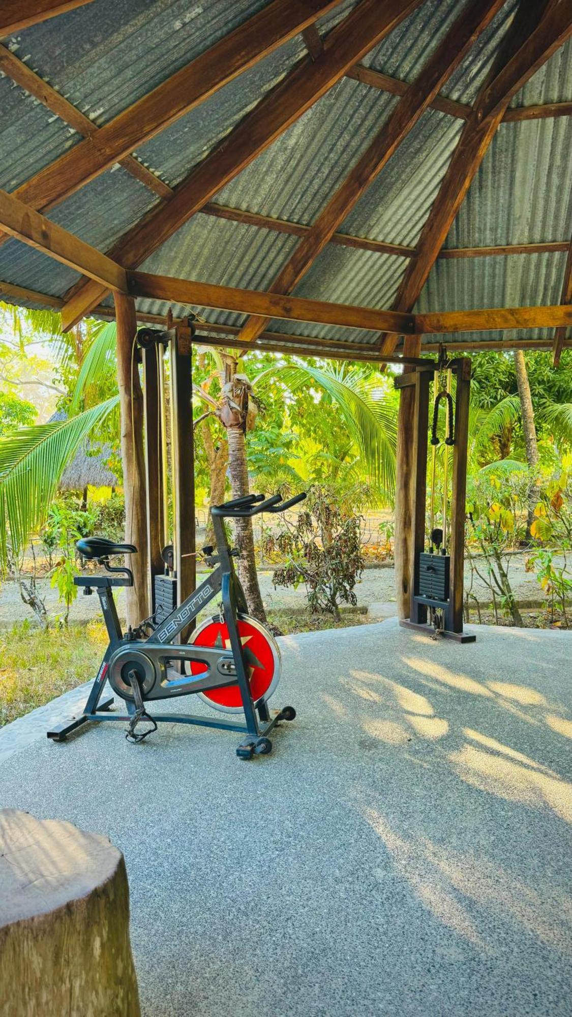 Готель Mal Pais Surf Camp Playa Santa Teresa  Екстер'єр фото