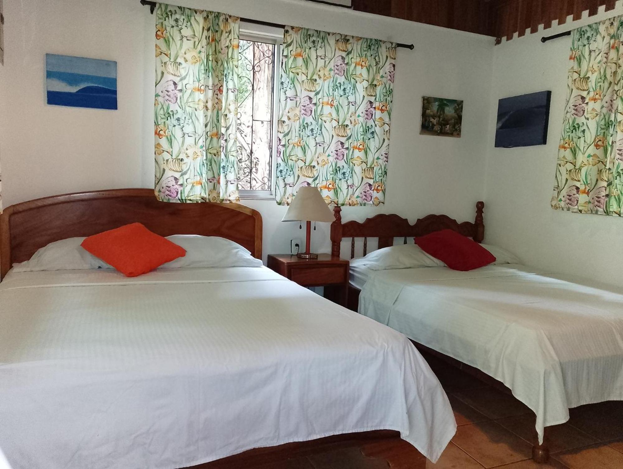 Готель Mal Pais Surf Camp Playa Santa Teresa  Екстер'єр фото